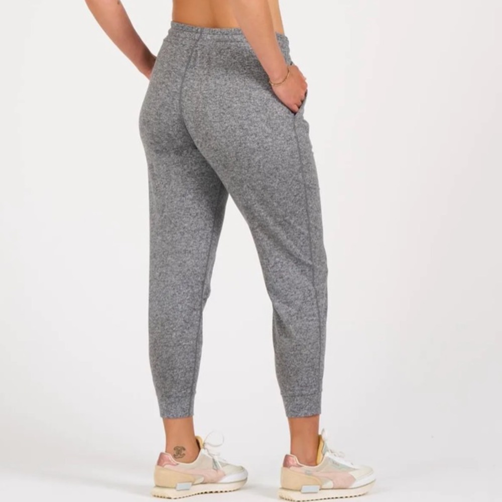🆕 VUORI Halo Performance Joggers in Heather Grey - Picture 14 of 16